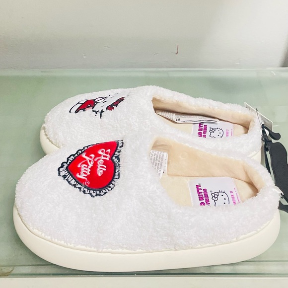 (L) Hello Kitty Valentine’s Slippers - Picture 3 of 7